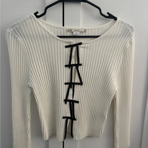 White sweater with black bows - Picture 2 of 4